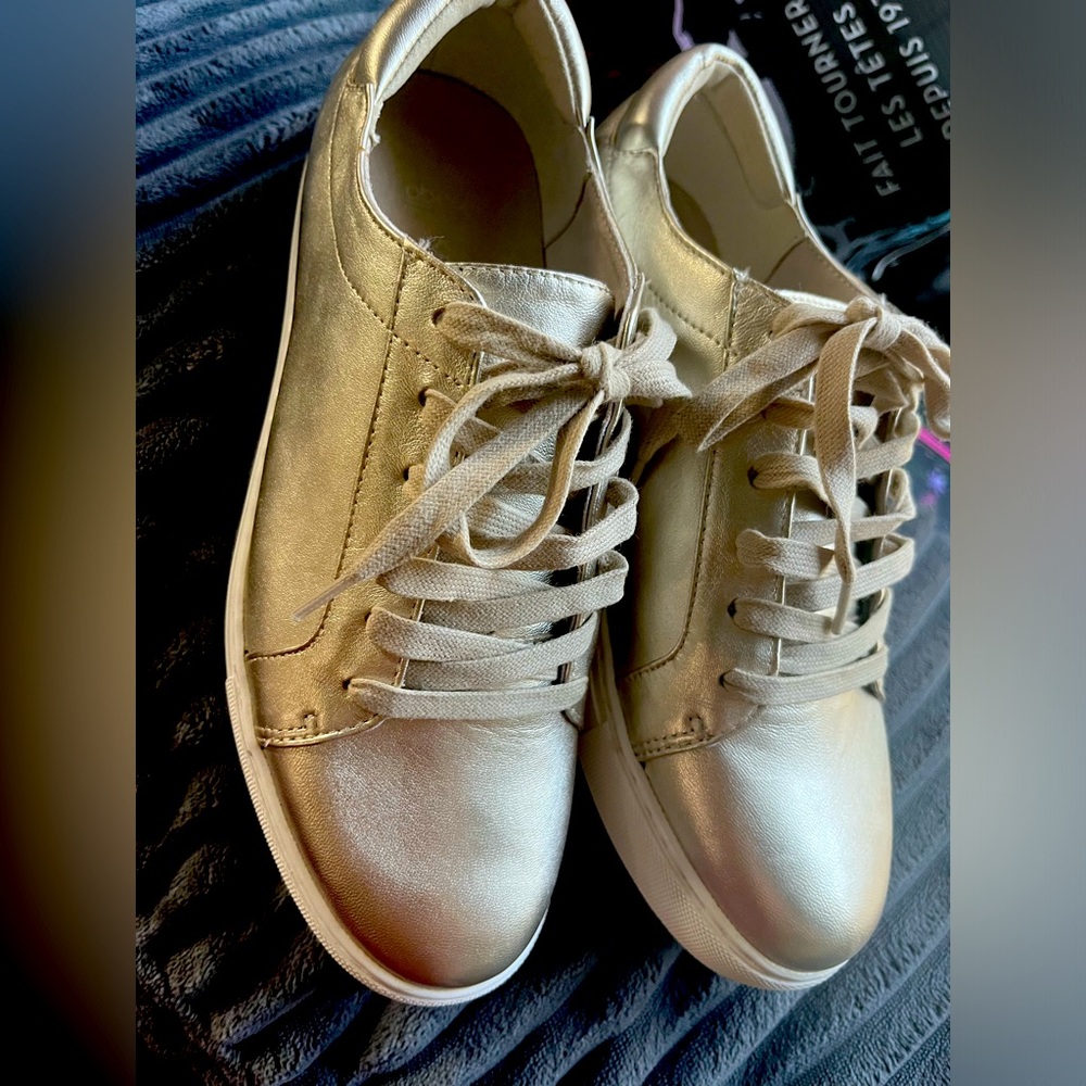 New Kenneth Cole metallic rose gold sneakers 7